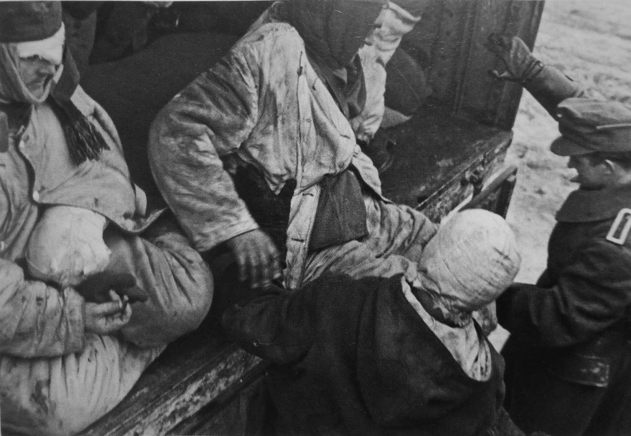 Раненые немецкие солдаты перед эвакуацией из Сталинграда. Декабрь 1942 г.