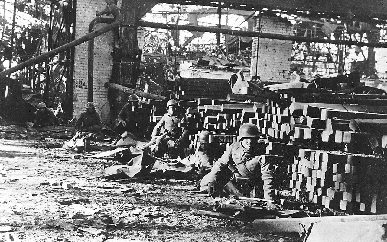 Немецкая пехота укрывается за штабелями стальных заготовок на заводе «Красный Октябрь». 1942 г.