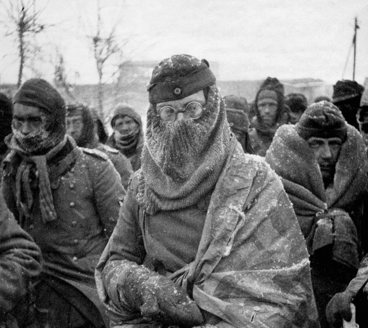 Немецкие военнопленные на улицах непокорённого Сталинграда. Январь 1943 г.