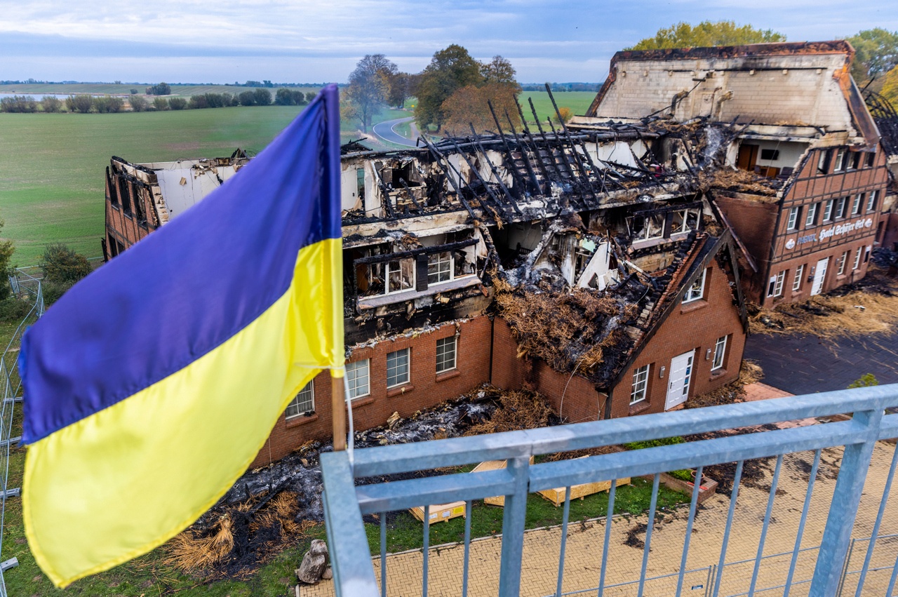Здание, в котором размещались беженцы с Украины, сгорело в результате поджога (Германия, 2022 г.).