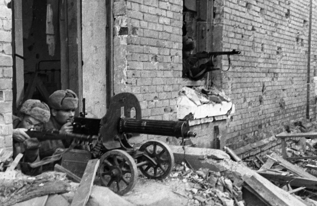 Советский пулемётный расчёт ведёт бой в руинах Сталинграда.