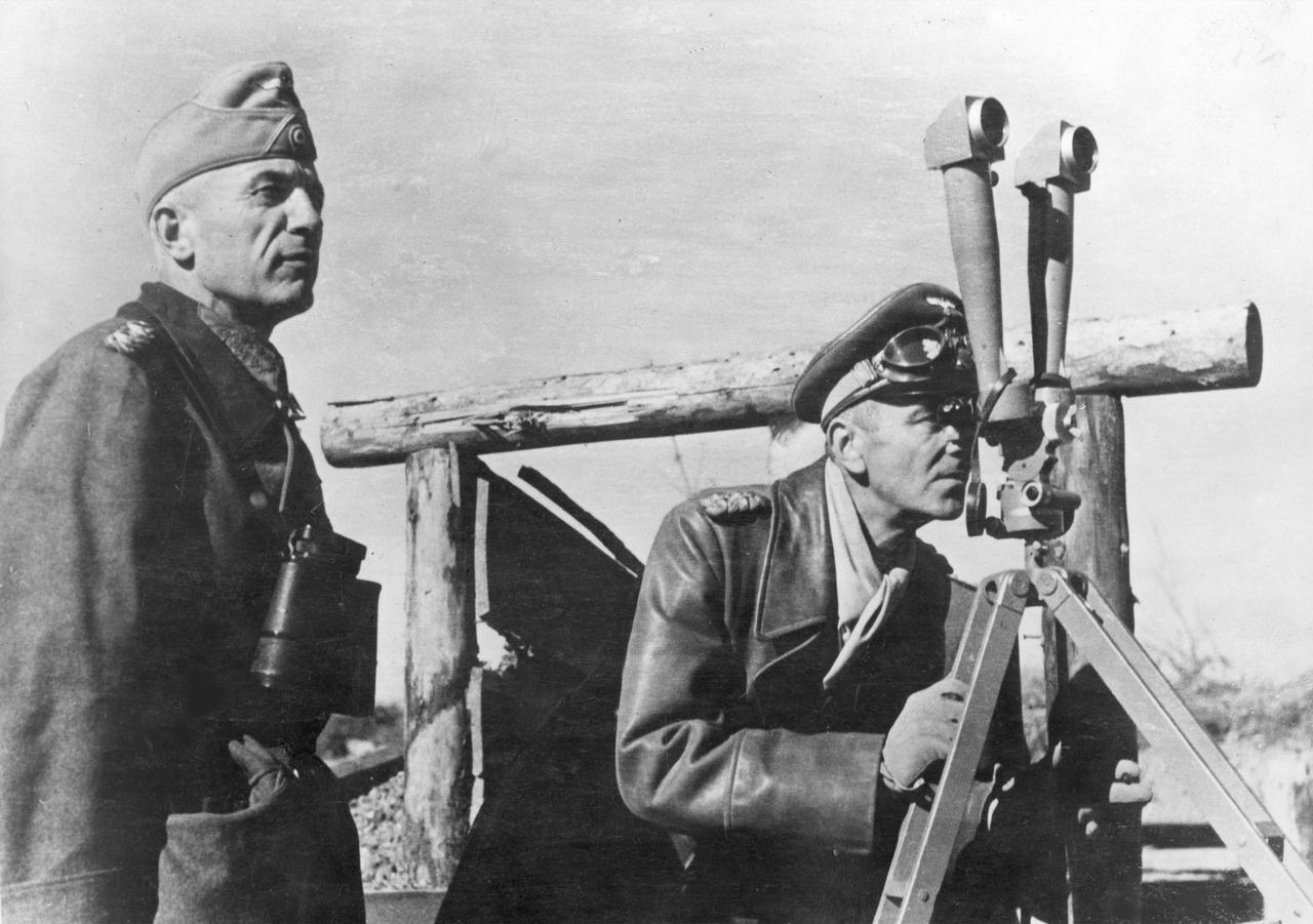 Генерал артиллерии В. Зейдлиц-Курцбах (слева) и генерал танковых войск Ф. Паулюс в Сталинграде, 1942 г.