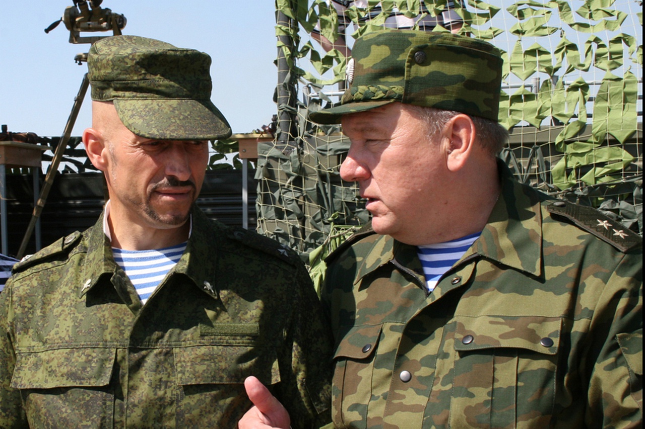 Подполковник Анатолий Лебедь и генерал-лейтенант Шаманов.