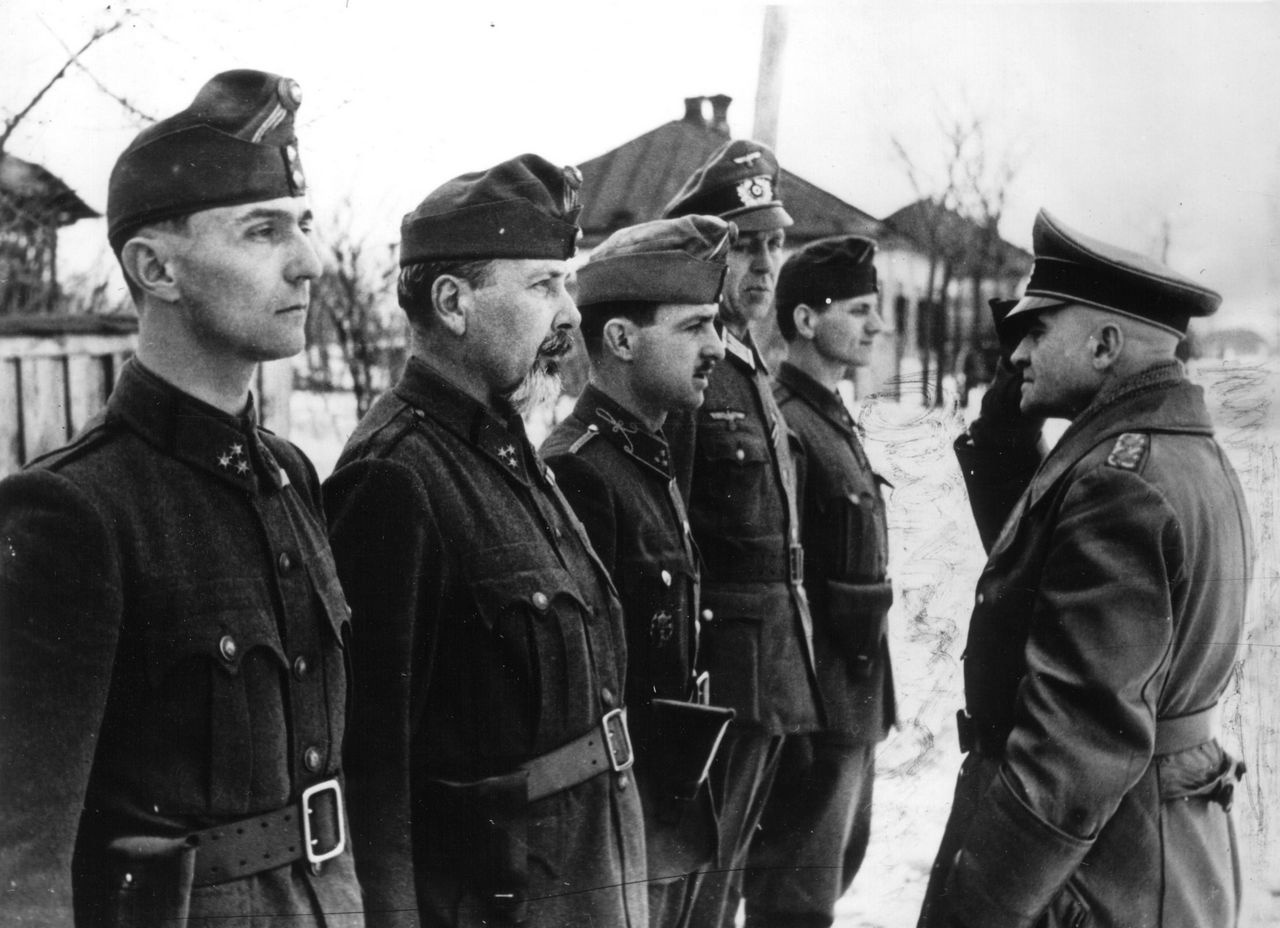 Немецкий генерал Вальтер Гейтц благодарит за службу венгерских и немецких офицеров, 1942 г.