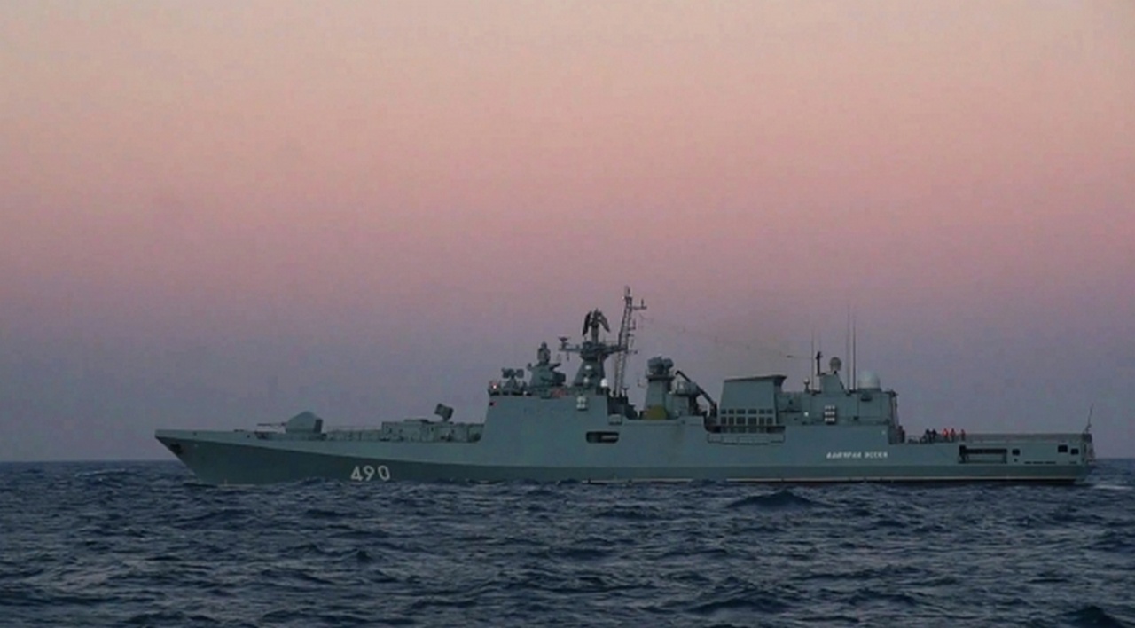 Фрегат «Адмирал Эссен» у побережья Крыма.