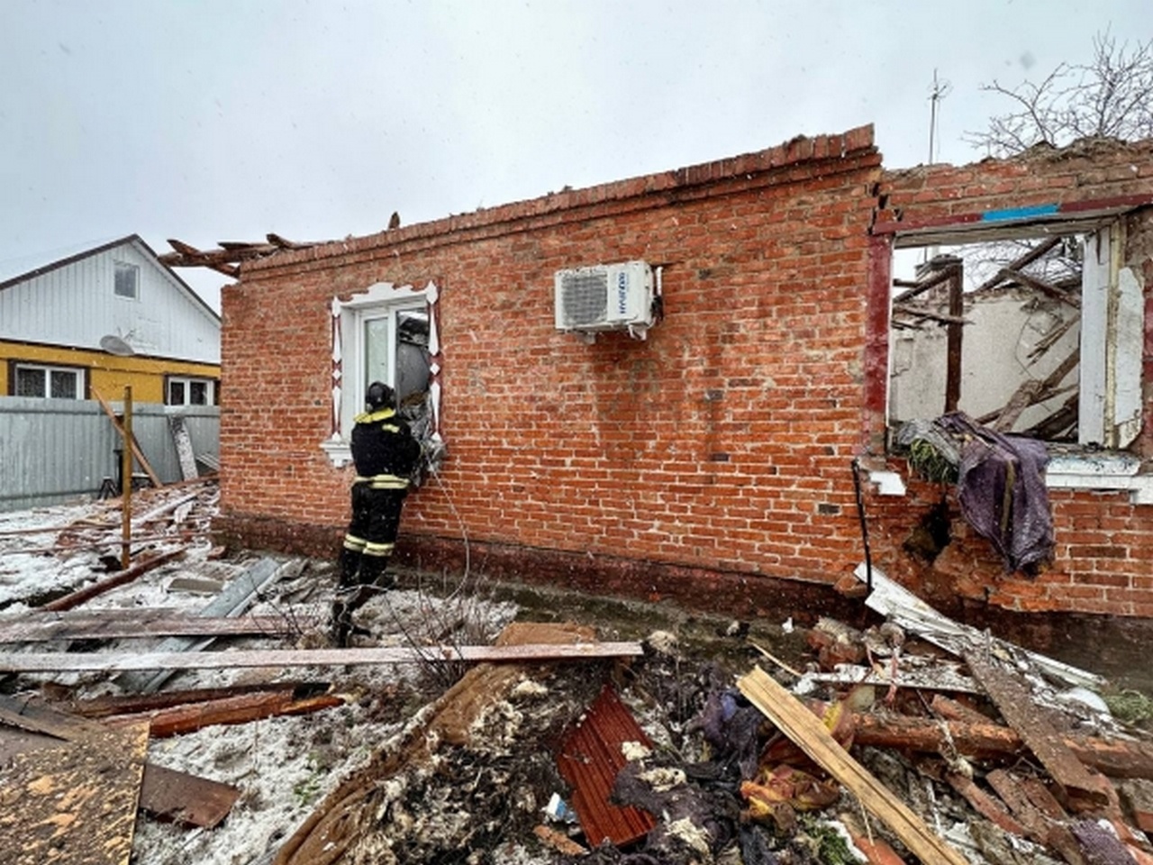 Сотрудники МЧС РФ обследуют жилой дом, разрушенный в результате обстрела города Шебекино в Белгородской области.