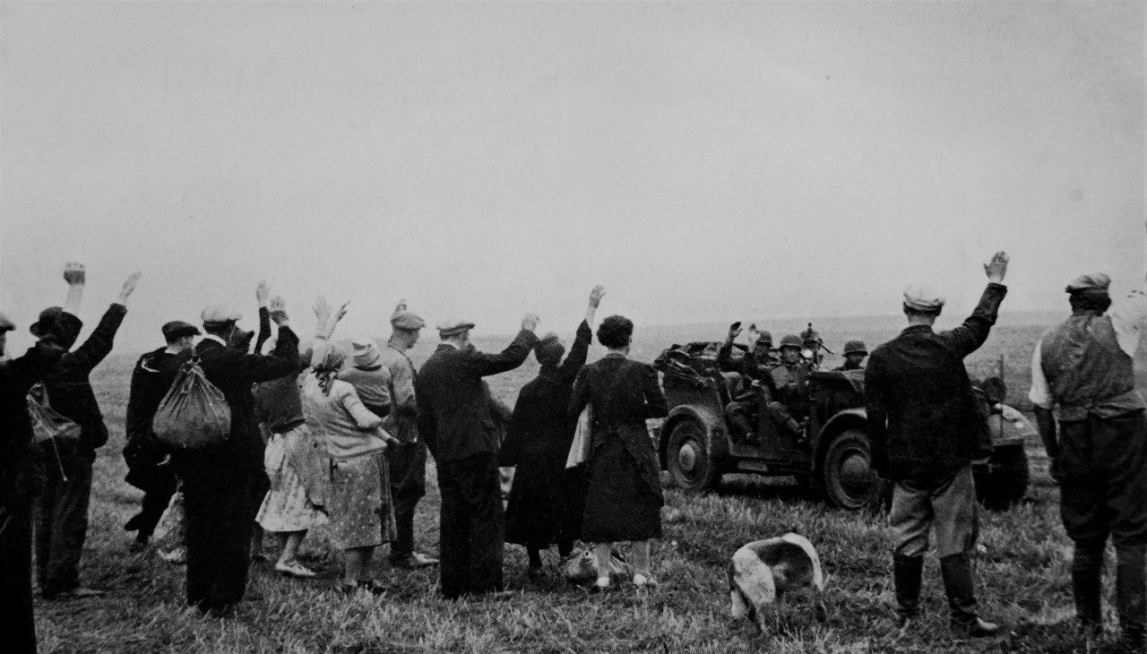 Этнические немцы приветствуют солдат вермахта в оккупированной Польше.