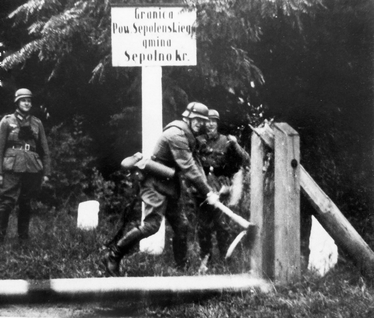 Немецкие солдаты разбивают заграждение на границе Германии и Польши.