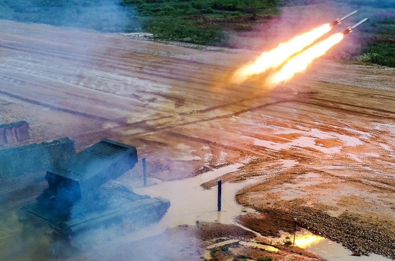 Стрельбы из тяжёлой огнемётной системы ТОС-1А «Солнцепёк».