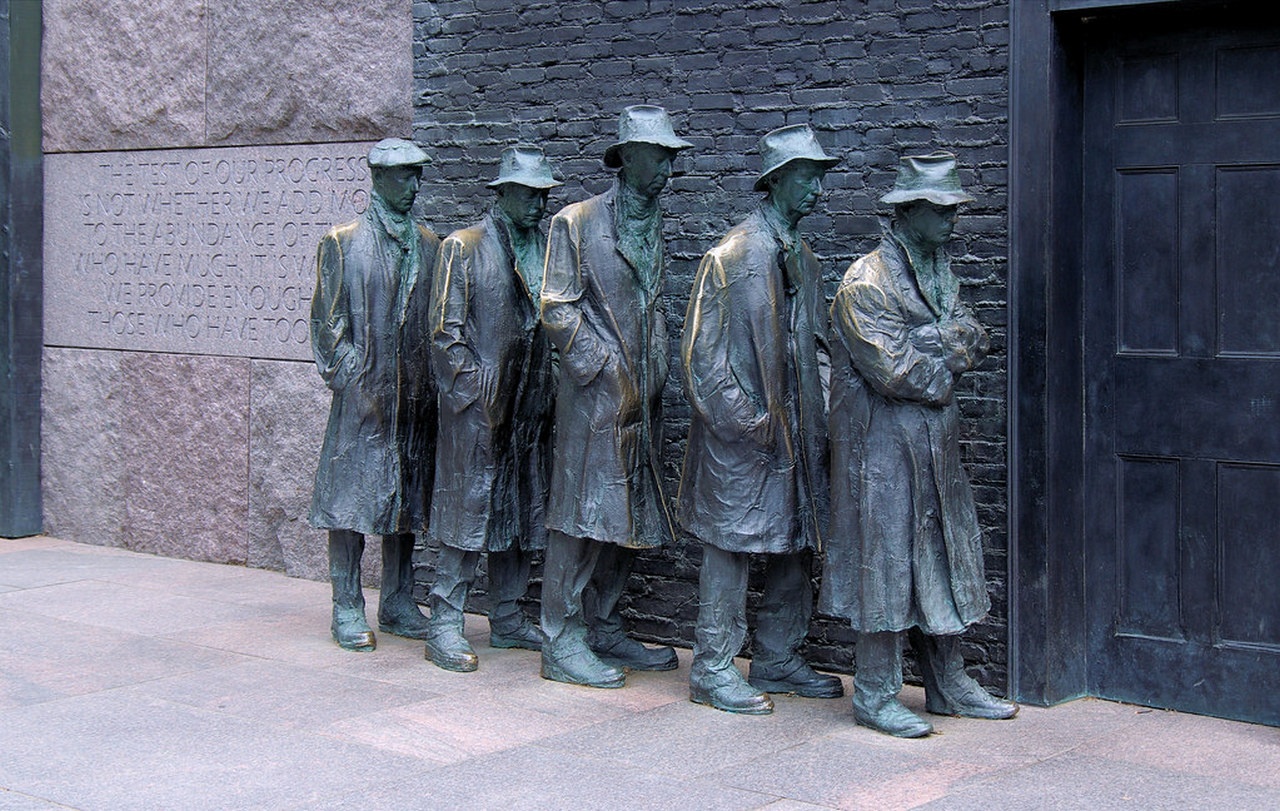 В Соединённых Штатах есть даже памятник Великой депрессии (скульптура Джорджа Сегала).