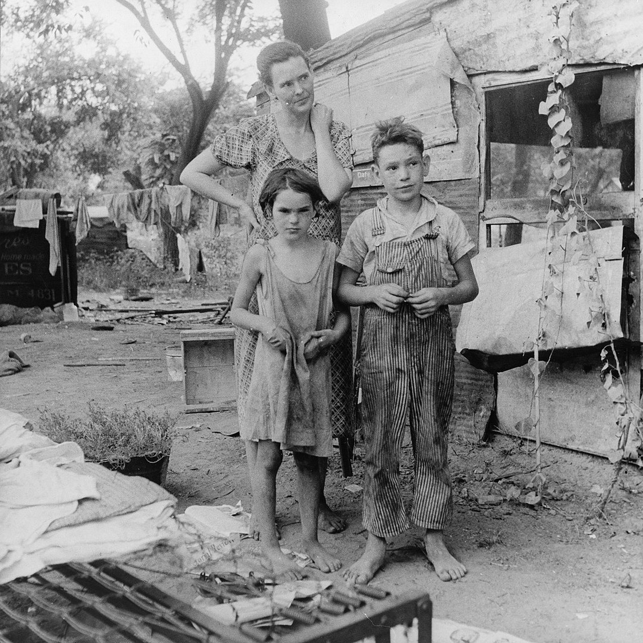 Обедневшая американская семья, живущая в лачуге, 1936 год.