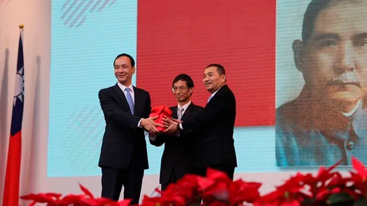 Председатель Гоминьдана Чжу Лилунь (слева) надеется победить на президентских выборах 2024 года.