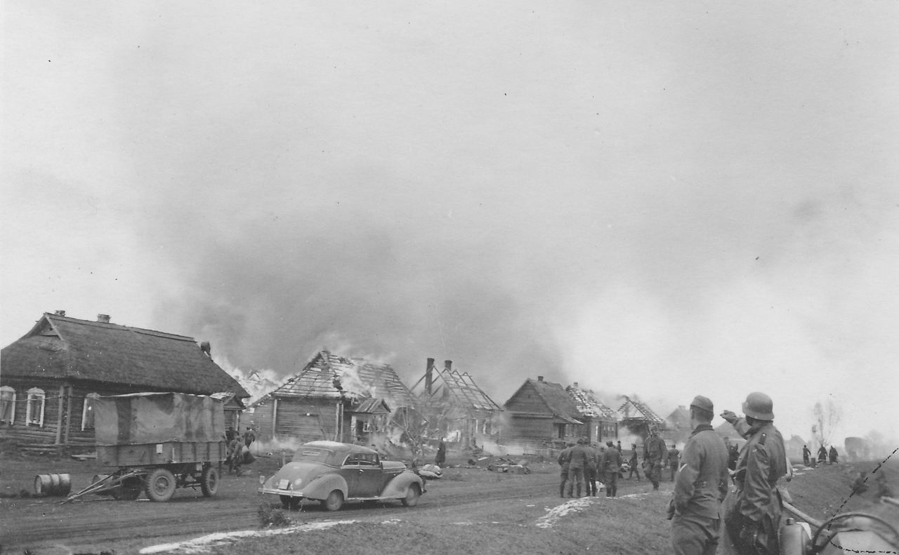 Пожар в оккупированной фашистами деревне.