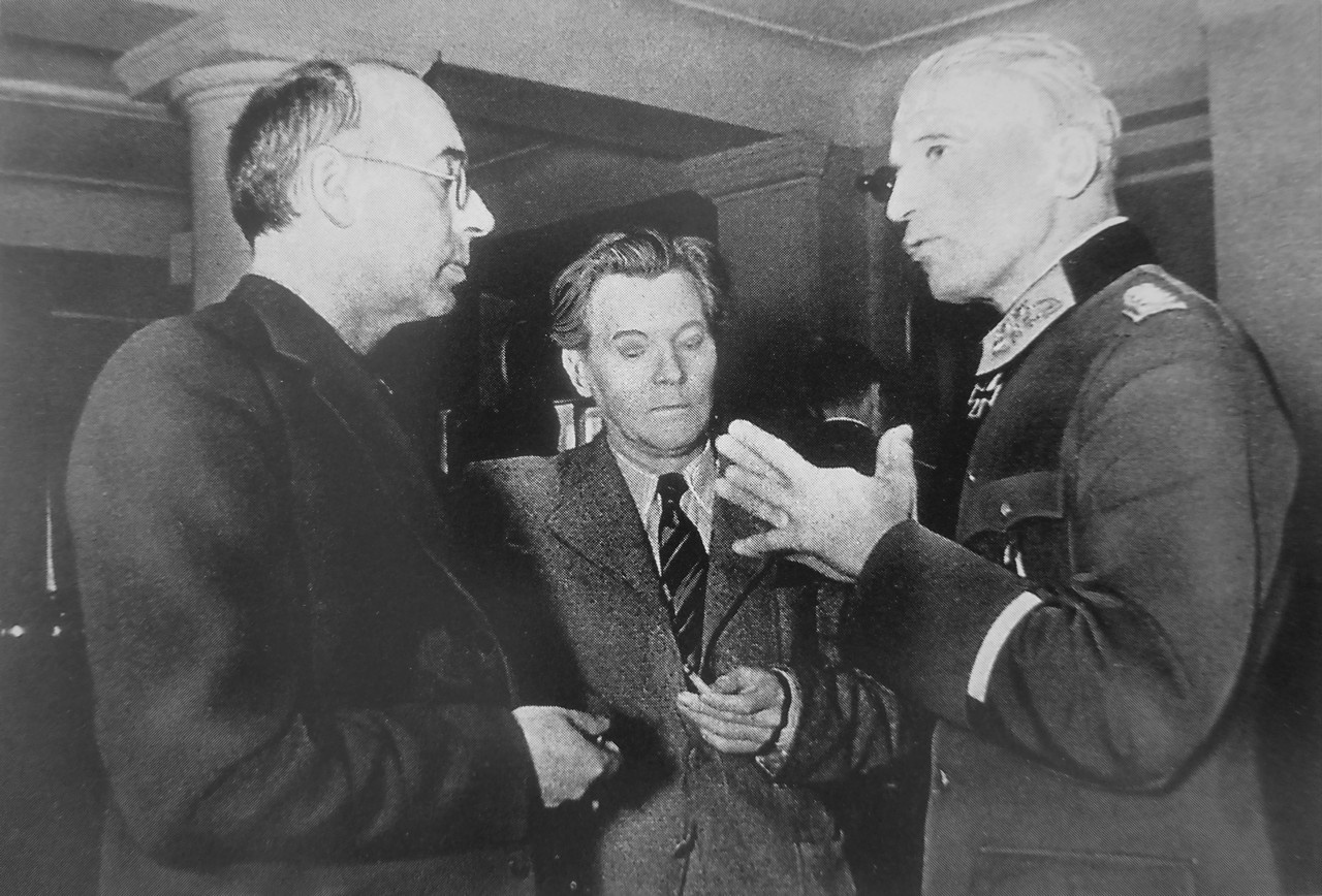Представители Национального комитета «Свободная Германия» (НКСГ) и пленный генерал Вальтер фон Зейдлиц-Курцбах.