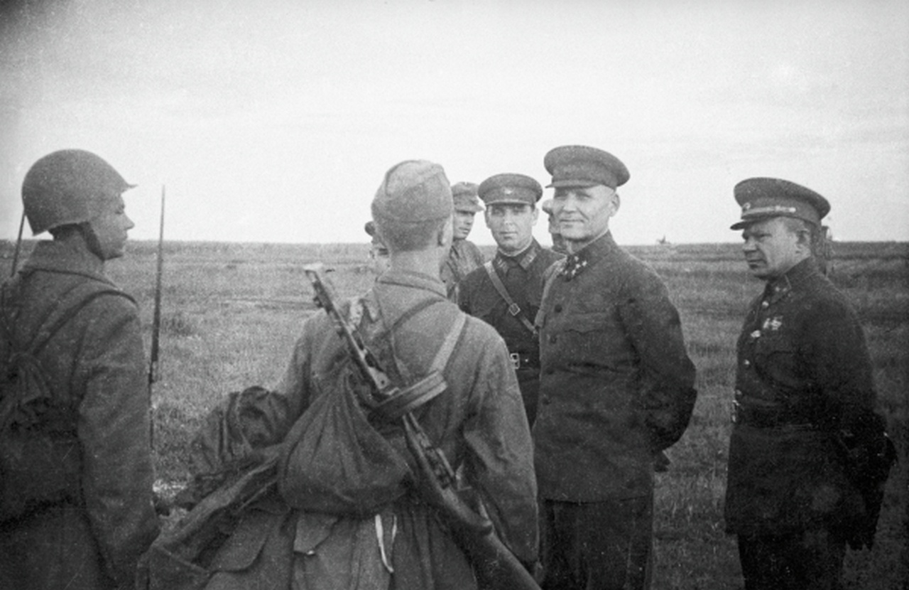 Командующий Калининским фронтом генерал-полковник Иван Степанович Конев беседует с бойцами. Май 1942 г.