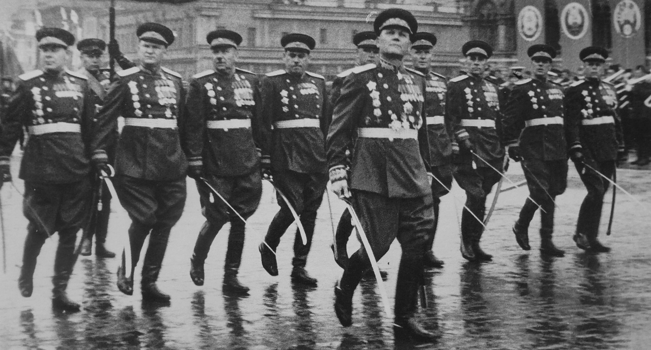 Иван Конев во главе знаменной группы полка 1-го Украинского фронта на Параде Победы. 24 июня 1945 г.