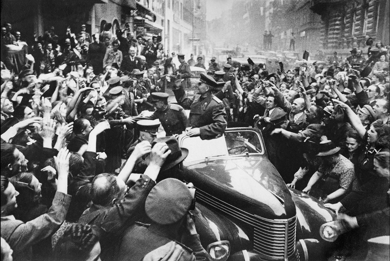Жители Праги приветствуют маршала И.С. Конева. 14 мая 1945 г.