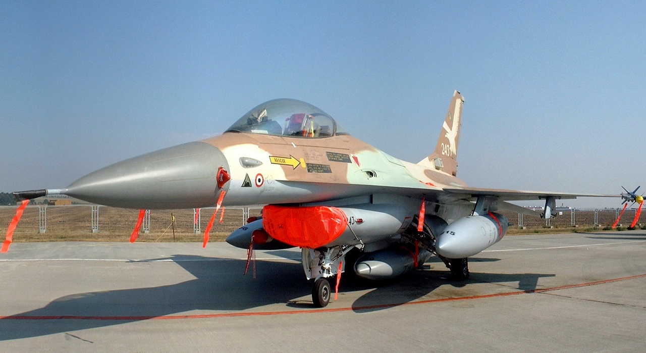 Самолёт F-16A ВВС Израиля. В носовой части видна треугольная эмблема участника атаки на иракский реактор. Пилот, кстати, стал потом первым израильским астронавтом.