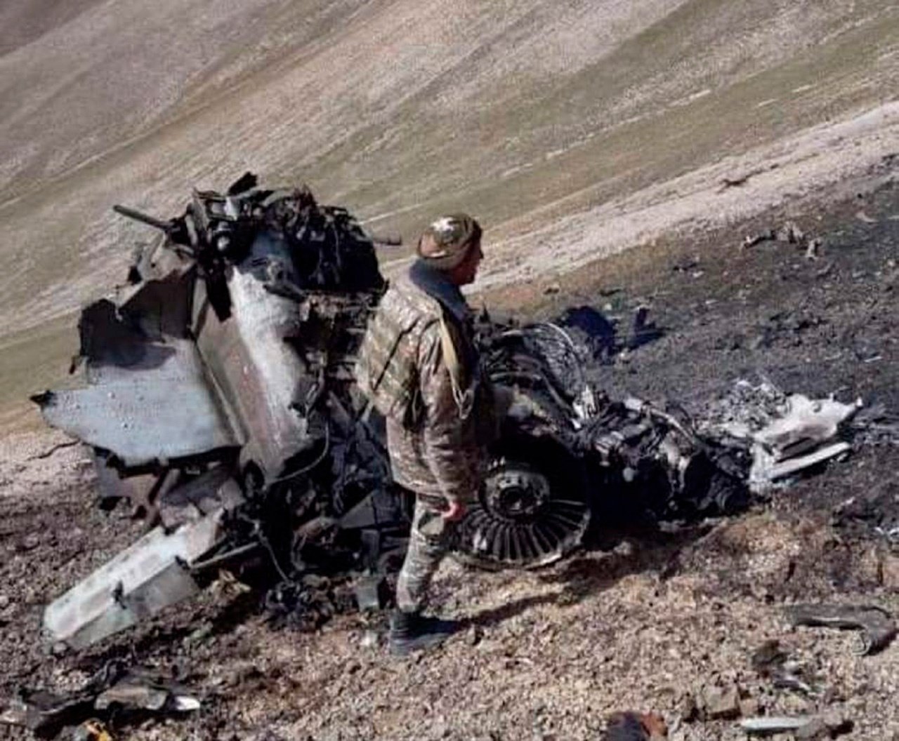 По заявлению Минобороны Армении, этот Су-25 ВВС страны был сбит с территории Азербайджана турецким истребителем F-16.