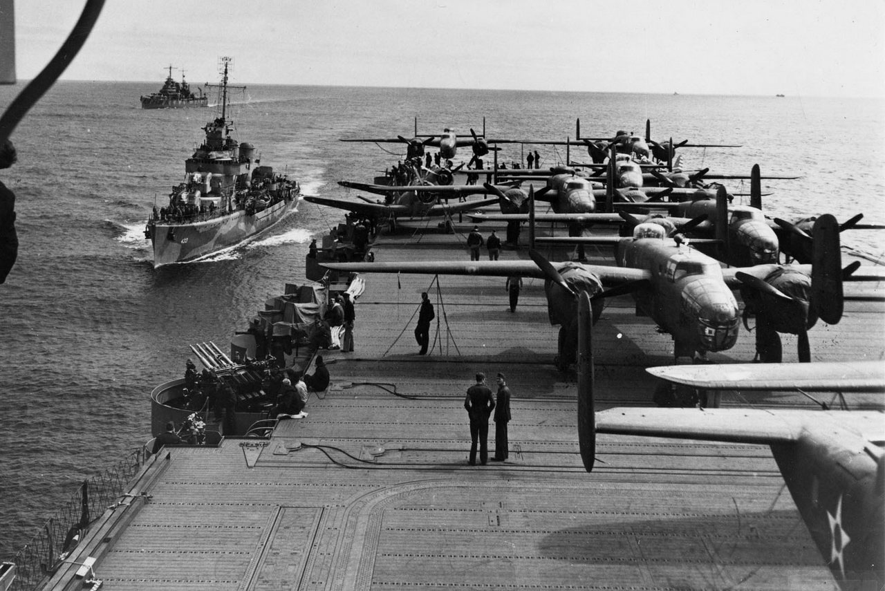 Самолёты группы Дулиттла на палубе авианосца «Хорнет» перед легендарным рейдом.