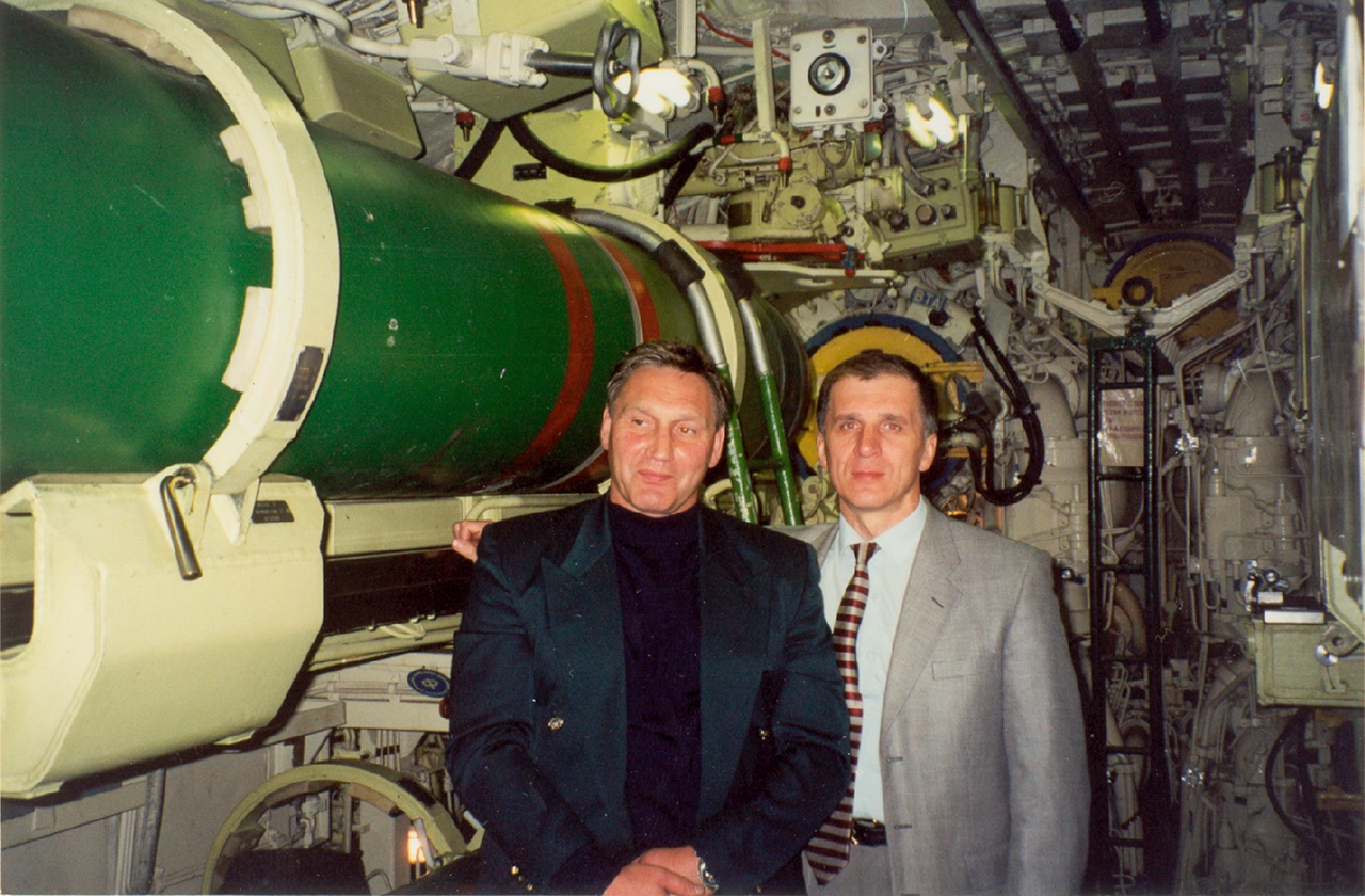 На Северном флоте. Посещение подводной лодки. Анатолий Савельев слева.