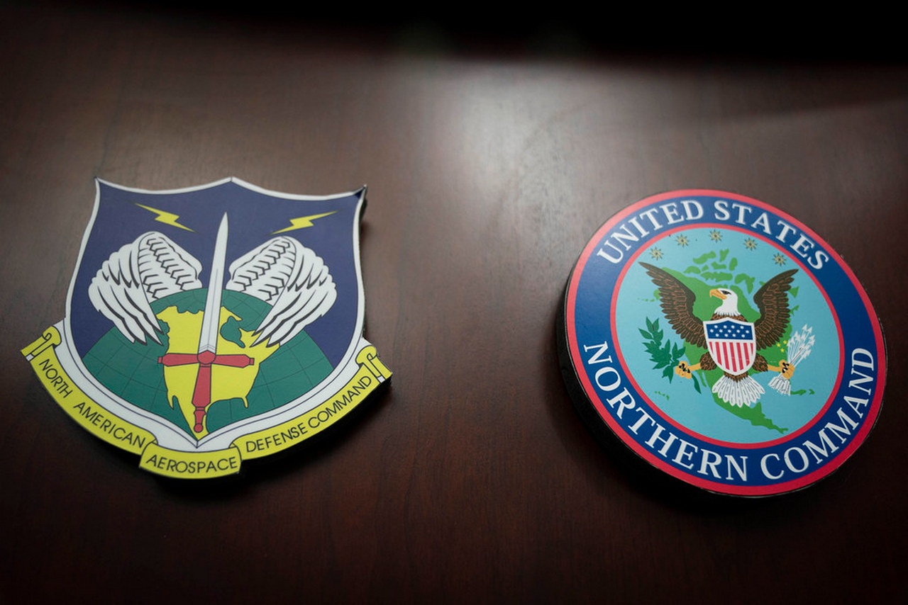 Эмблемы Североамериканского командования воздушно-космической обороны и Северного командования Соединённых Штатов в штаб-квартире на базе ВВС Петерсон.