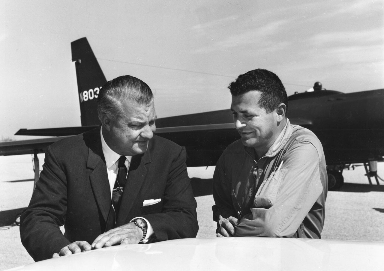 Конструктор самолёта U-2 Кларенс Джонсон и Фрэнсис Гэри Пауэрс на фоне U-2, 1966 г.