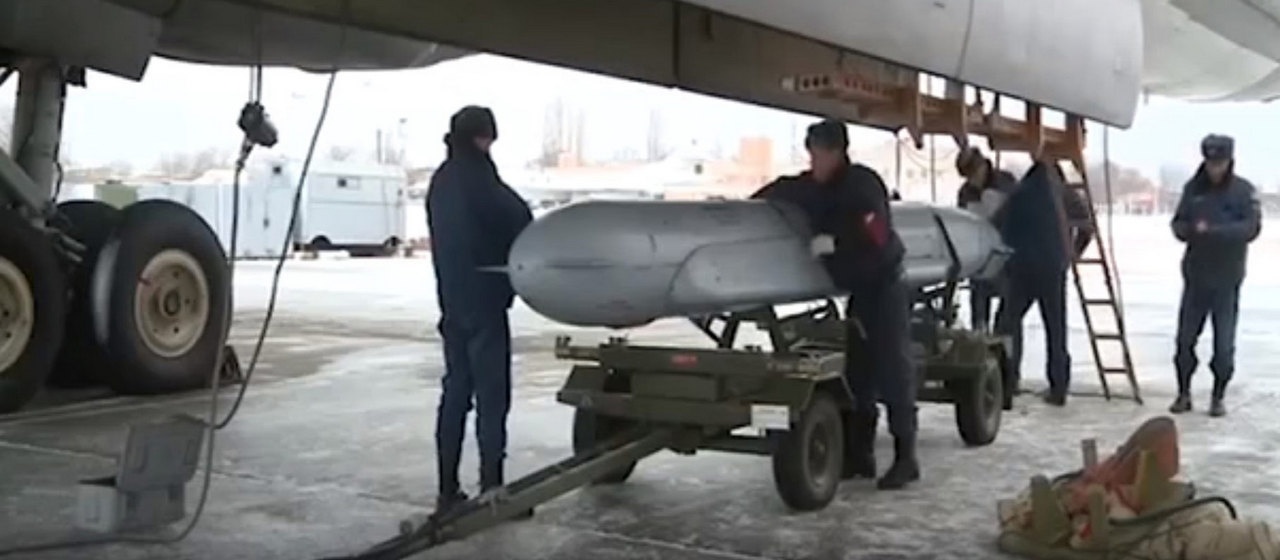 Подготовка к боевому применению ракеты Х-555 с дальнего бомбардировщика Ту-95МС.