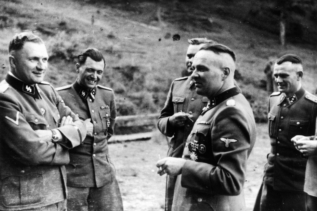 Доктор Менгеле (второй справа) среди офицеров Освенцима.