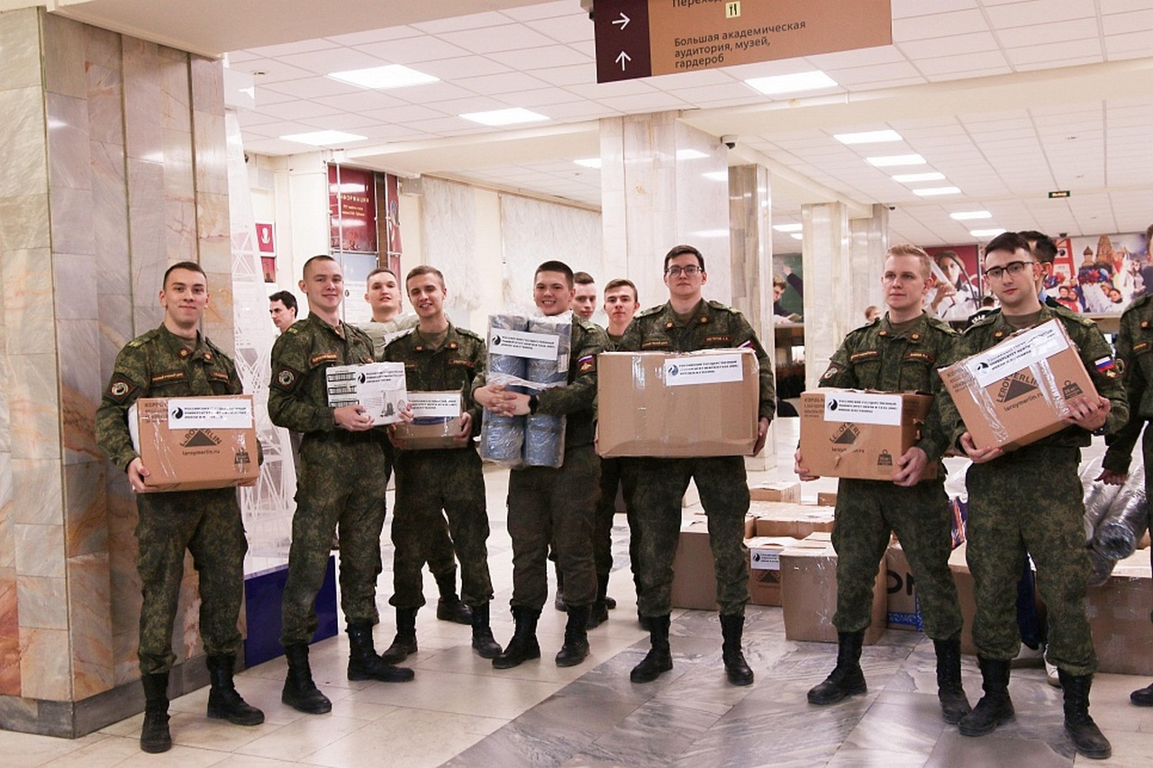 Курсанты ВУЦ подготовили к передаче собранную в вузе гуманитарную помощь для солдат и мирных жителей, которые находятся на территориях, вошедших в состав России.