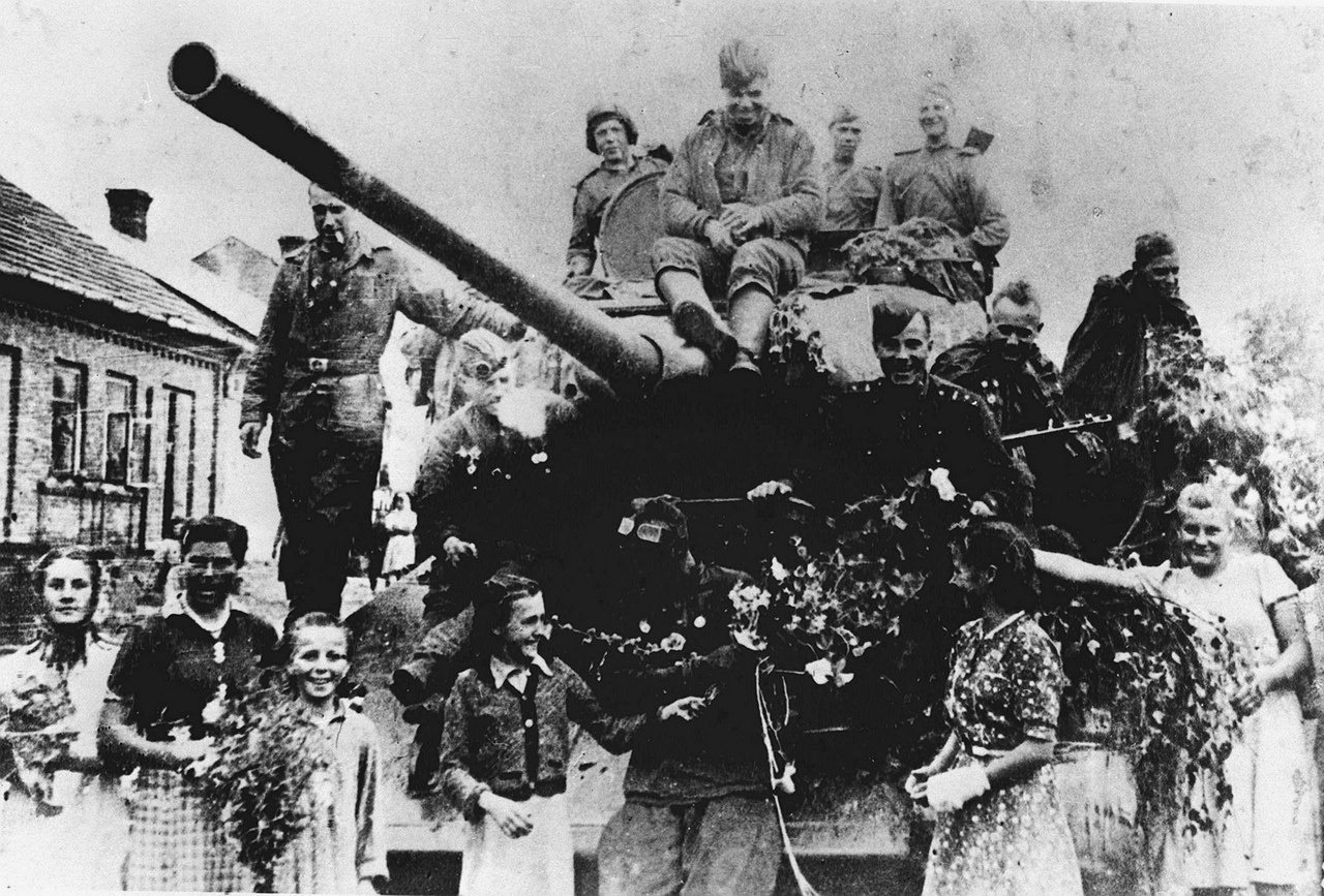 Танк Т-34-85 младшего лейтенанта Оськина в Оглендуве в окружении польских женщин и детей.