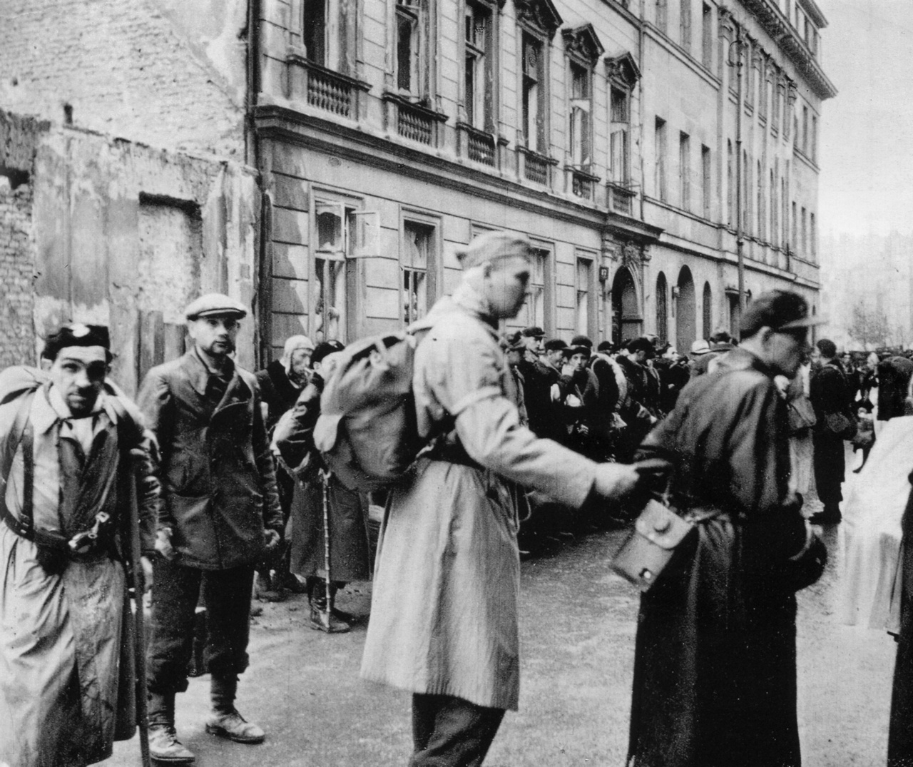 Варшавские повстанцы готовятся к сдаче в плен после подписания капитуляции.