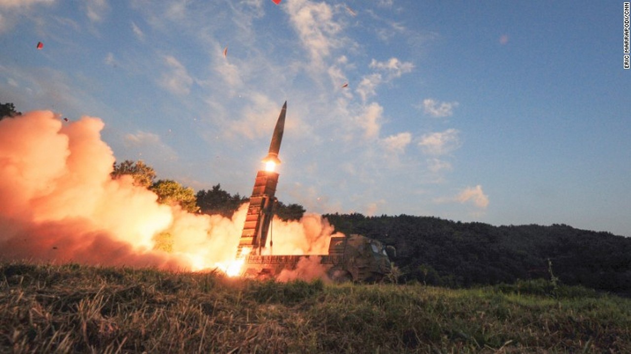 Пуск южнокорейской баллистической ракеты Hyunmoo II.