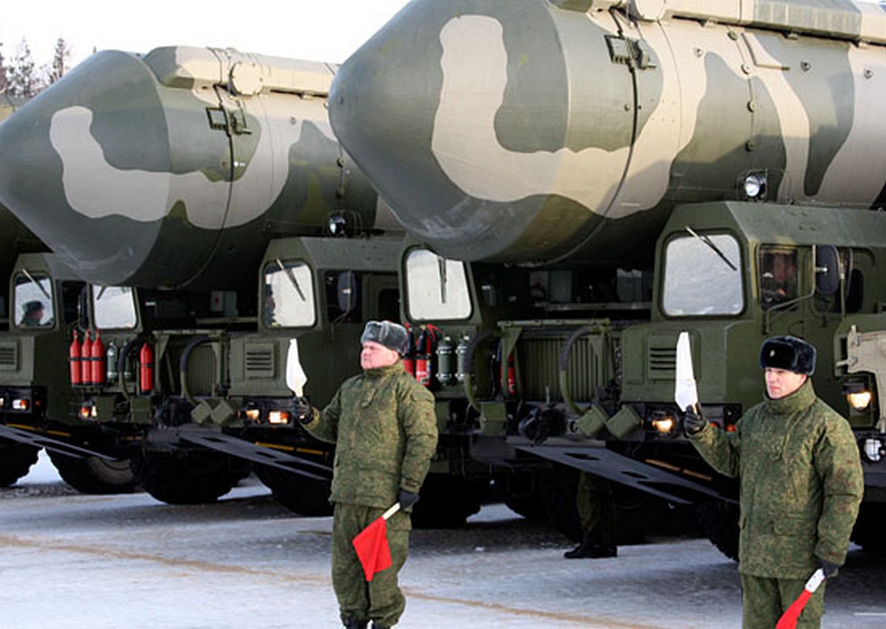 Ракетами управляют специалисты-ракетчики, готовые выполнить любые боевые задачи по обеспечению безопасности России.