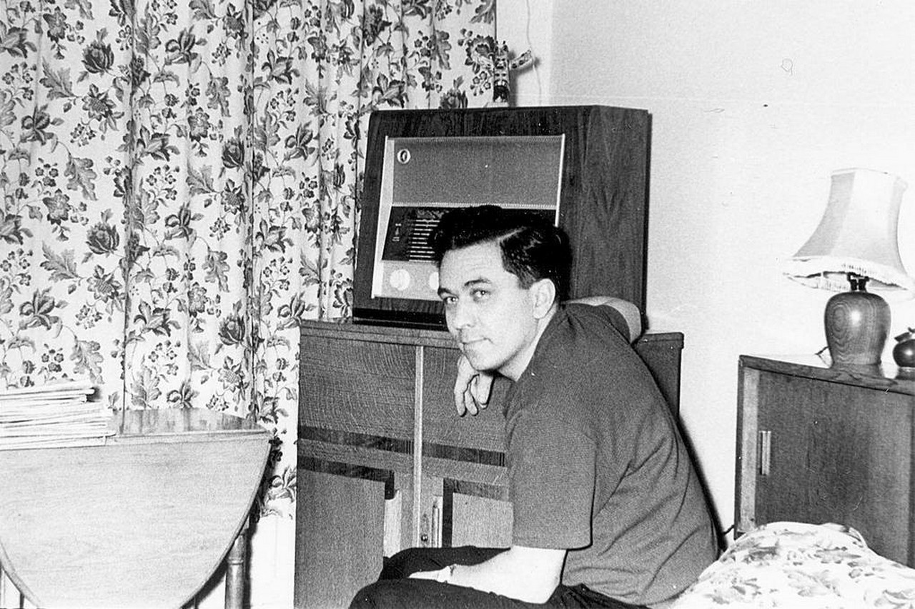 «Гордон Лонсдейл» в своей квартире во время учёбы в Лондонском университете, 1955 год.