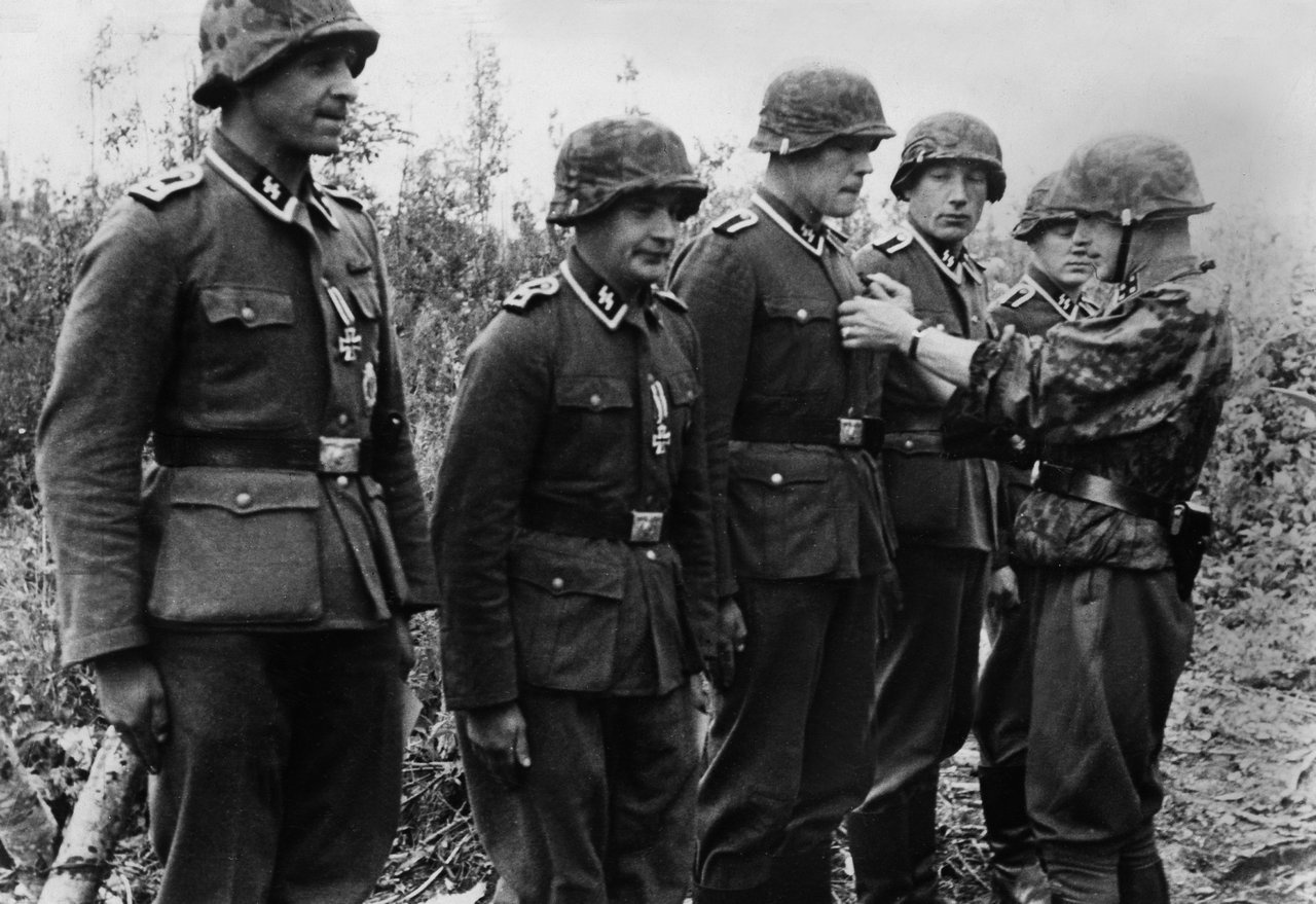 Оберштурмбаннфюрер Вольдемар Вейс вручает Железные кресты отличившимся бойцам 2-й латышской добровольческой бригады СС.