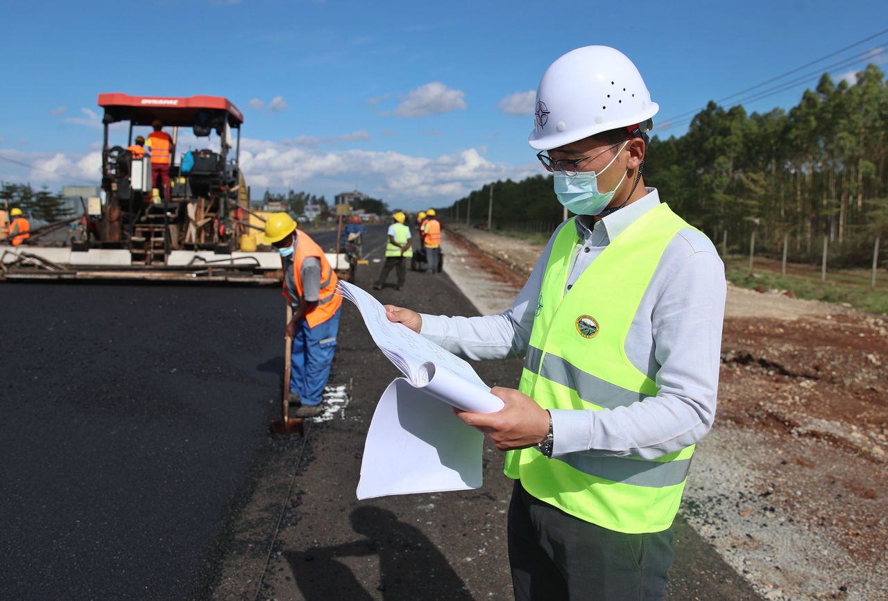 Китайские специалисты работают над проектом расширения Восточной кольцевой дороги в Найроби в рамках инициативы «Один пояс - один путь».