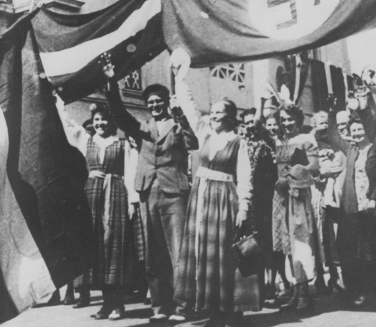Жители латвийской столицы приветствуют гитлеровские войска.