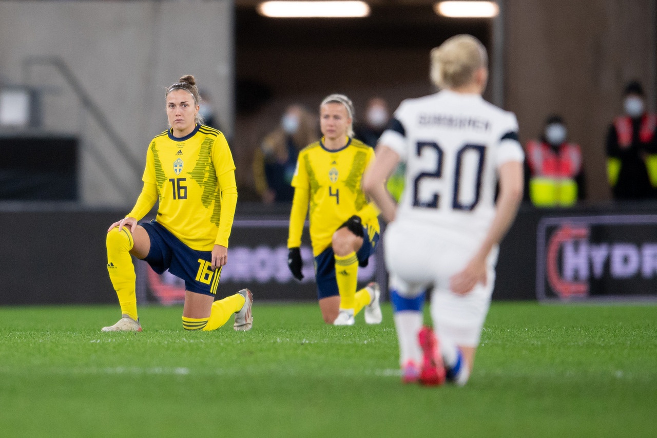 Футболистки Швеции и Финляндии перед матчем отборочного турнира чемпионата мира по футболу решили извиниться перед чернокожими.