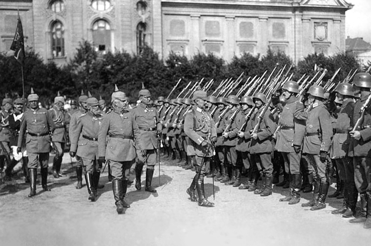 Император Вильгельм II и генерал-фельдмаршал Леопольд Баварский инспектируют солдат в захваченной германскими войсками Риге.