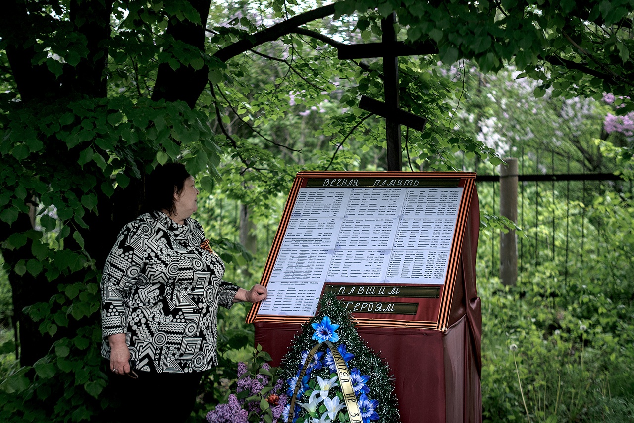Наталья Николаевна Конох, уполномоченный представитель территориальной общины Петровского района, у памятного знака погибшим.