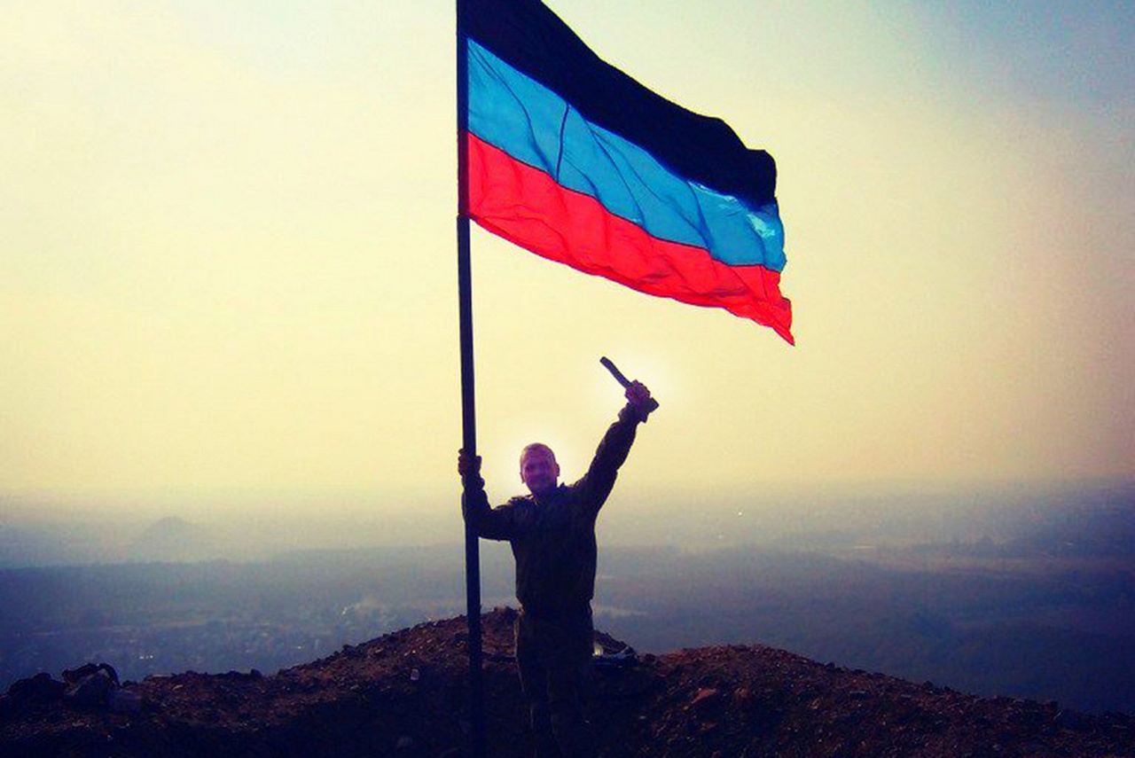 Установили флаг ДНР на вершине террикона.