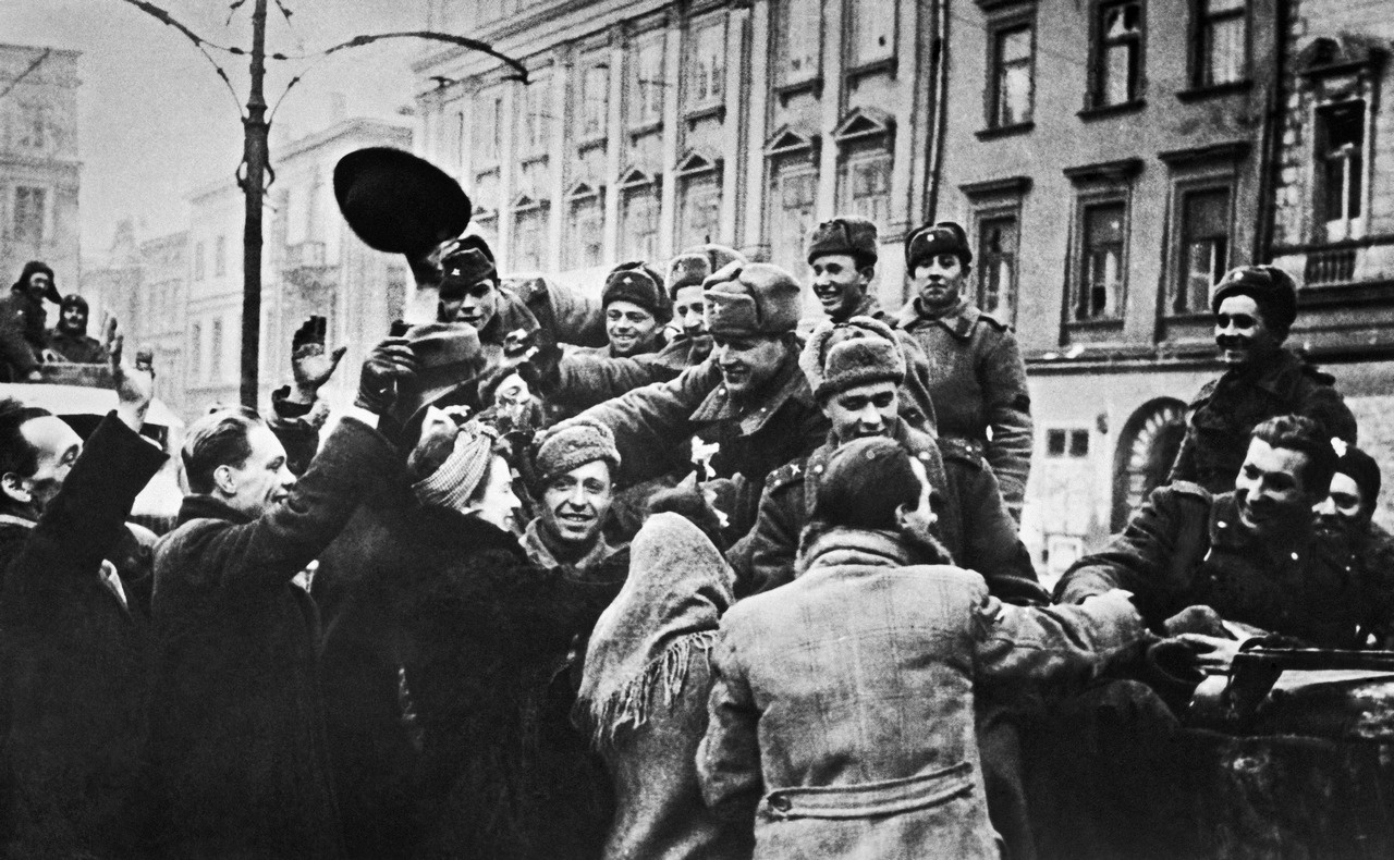 Мирные жители встречают советских бойцов и командиров в освобождённом Кракове.