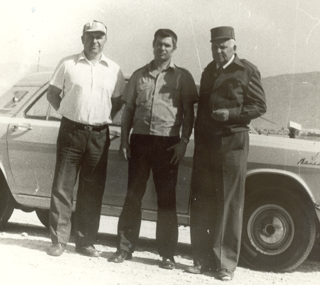 Полковник А. Лазаренко (справа) в Афганистане.