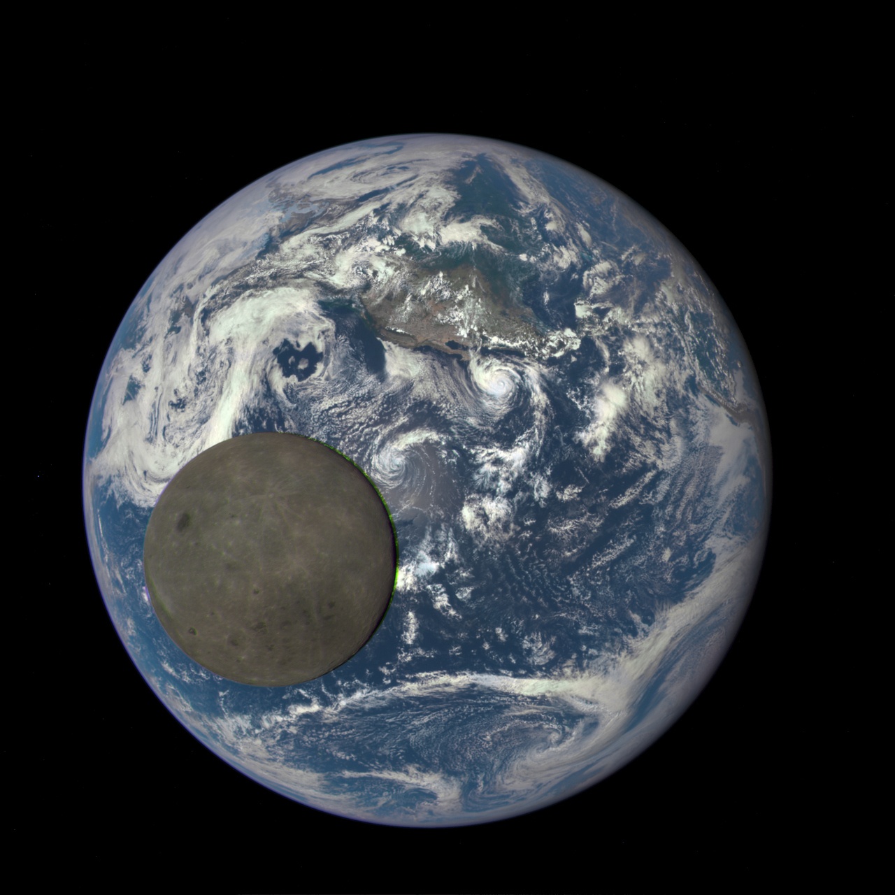 Вид Луны, когда она проходила между космическим кораблём и Землёй.