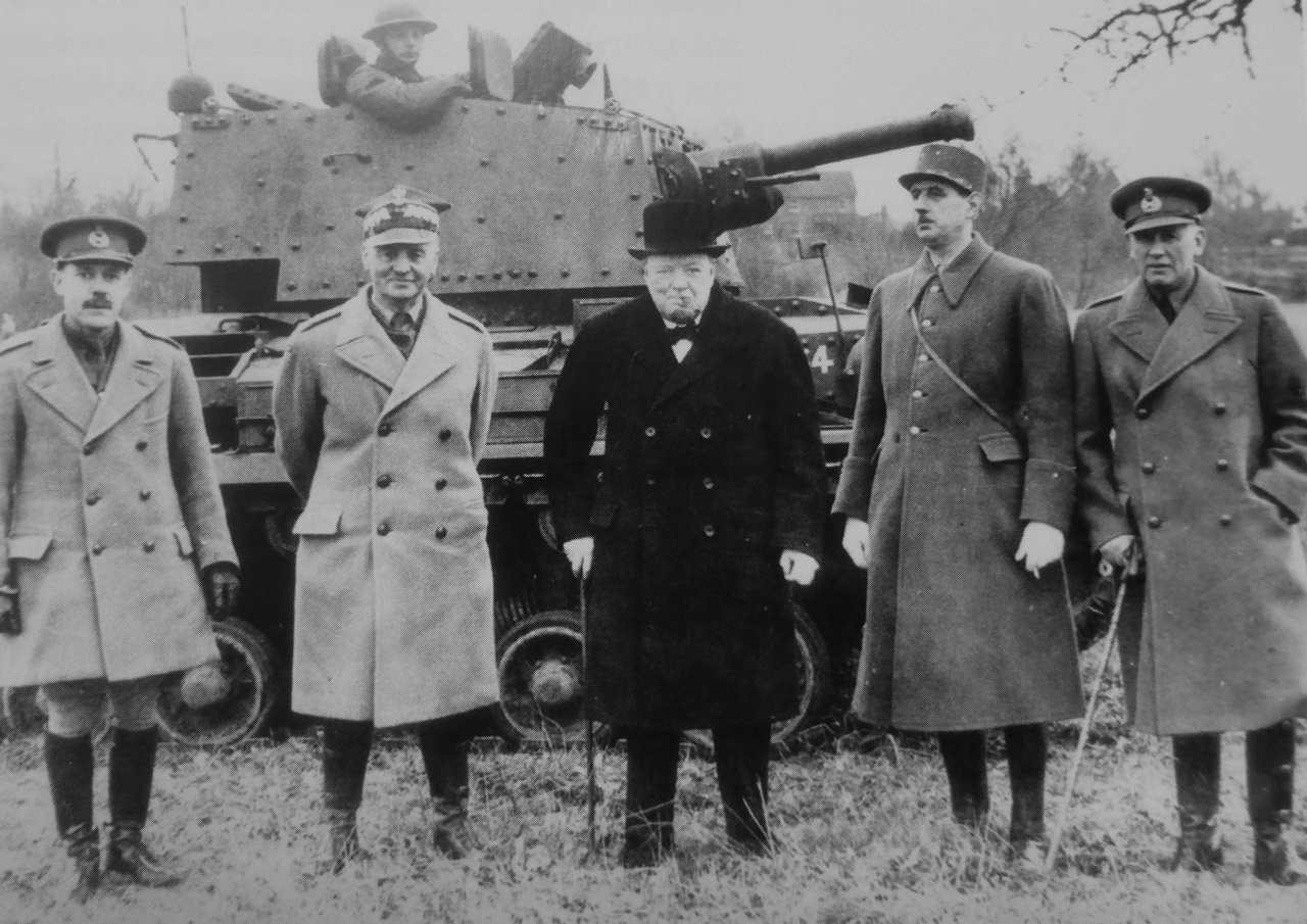 Владислав Сикорский (второй слева), Уильям Черчилль и Шарль де Голль на танковых учениях в Великобритании, 1941 г.