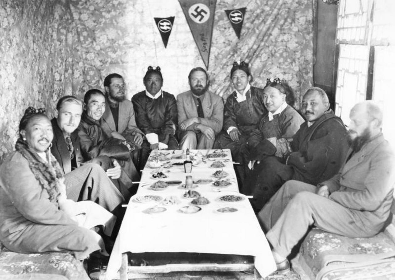 Участники немецкой секретной экспедиции под нацистской символикой принимают тибетских сановников в Лхасе.