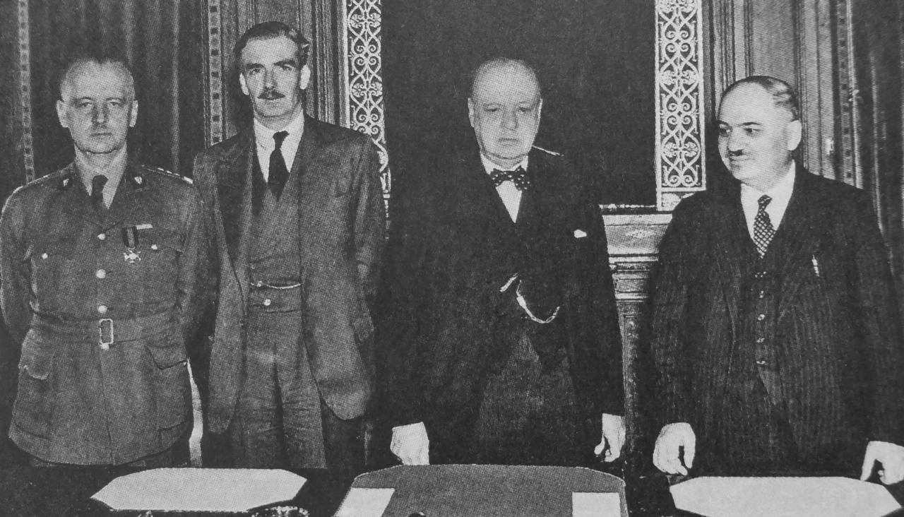 В. Сикорский (слева) при участии Э. Идена и У. Черчилля подписал с послом СССР в Великобритании И. Майским соглашения о восстановлении дипломатических отношений, 30 июля 1941 г.