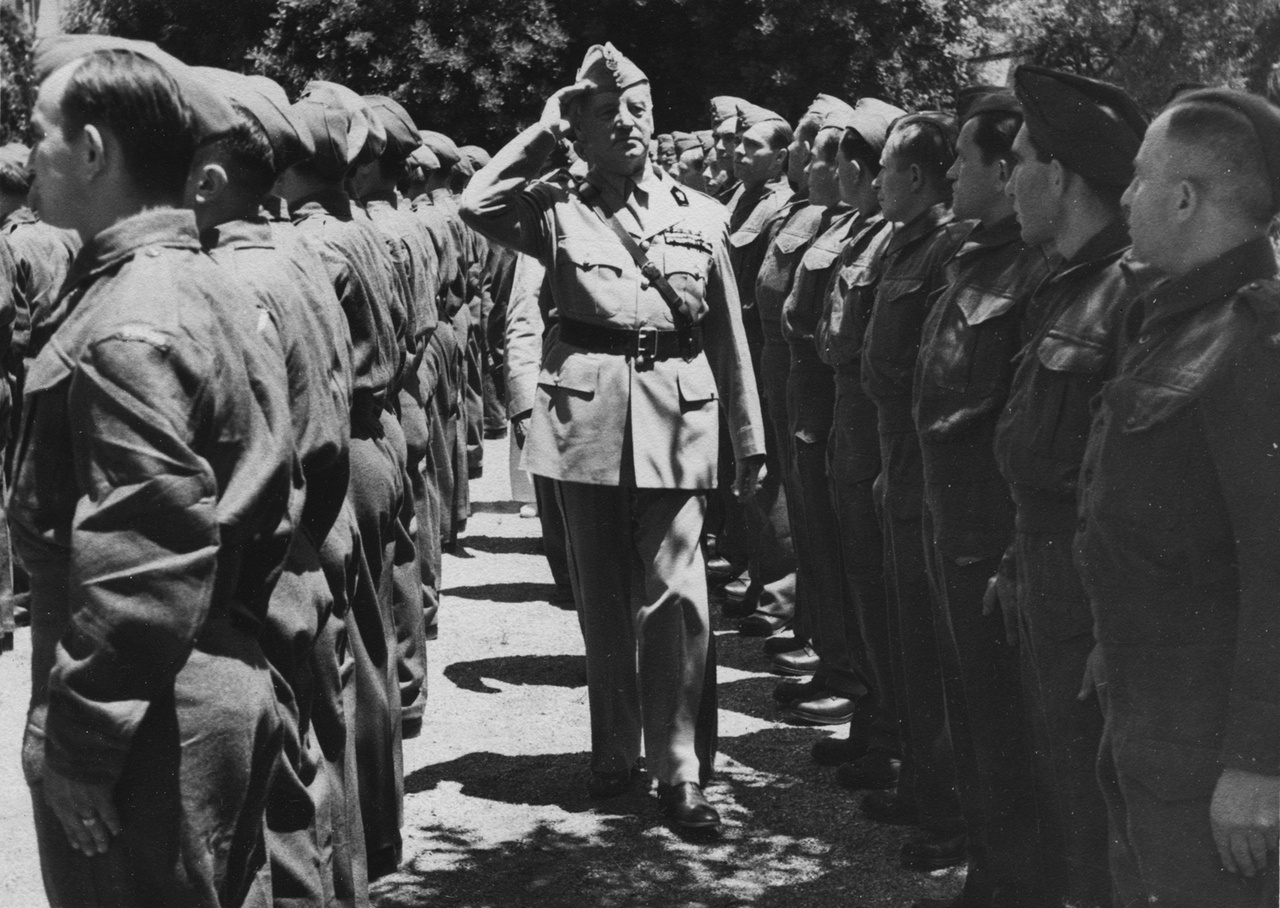 Одна из последних прижизненных фотографий В. Сикорского, сделанная во время смотра польских частей в Гибралтаре, 4 июля 1943 г.
