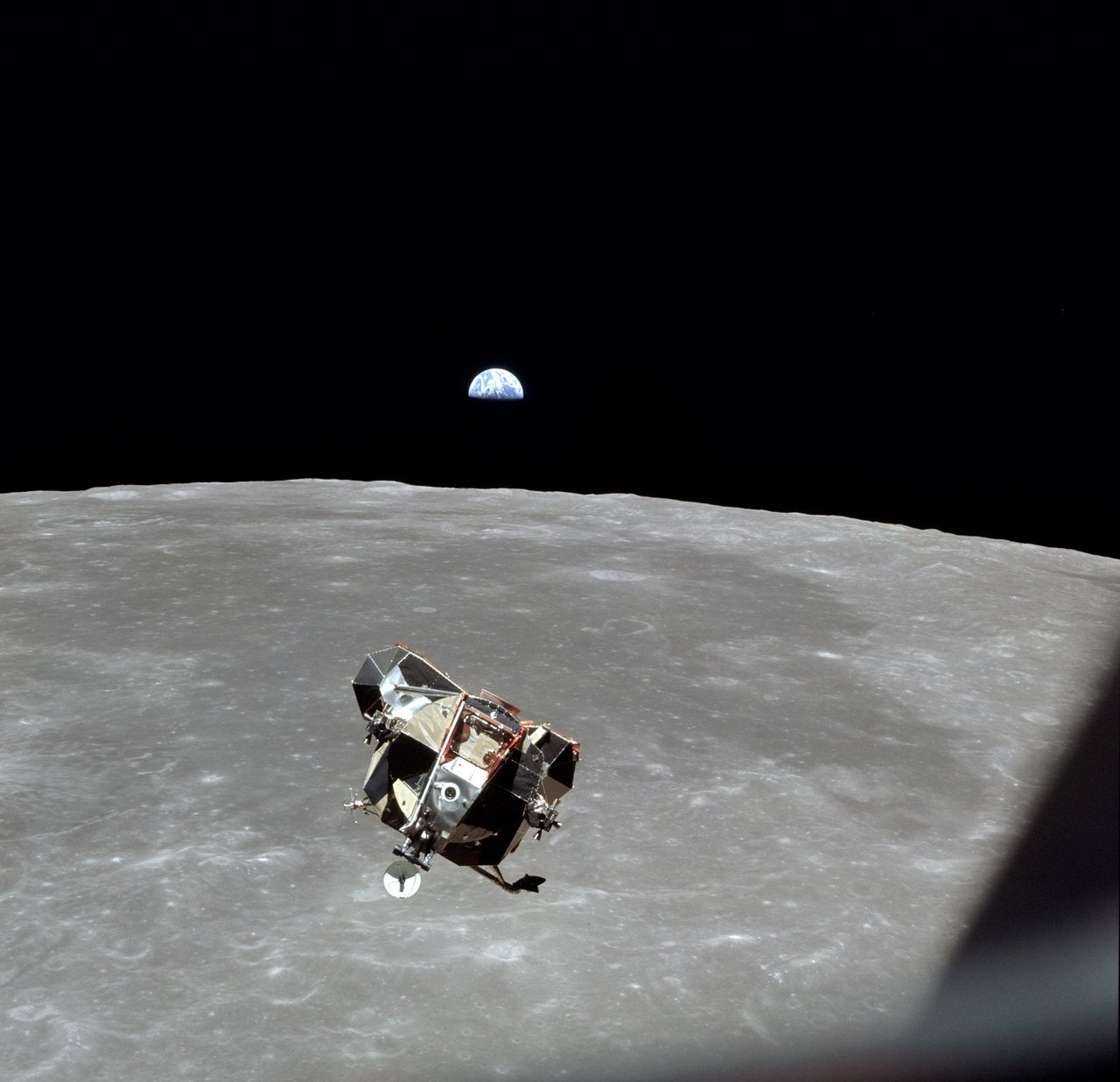 «Орёл» возвращается с поверхности Луны к командному модулю «Колумбия».